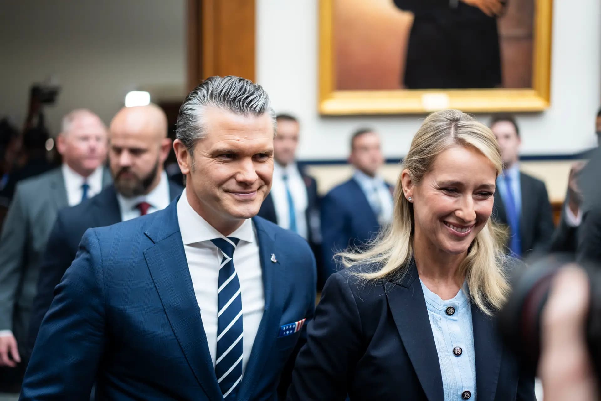 El secretario de Guerra Pete Hegseth y su esposa, Jennifer Hegseth, llegan al Capitolio, en Washington, el 29 de abril de 2026. (Madalina Kilroy/The Epoch Times).