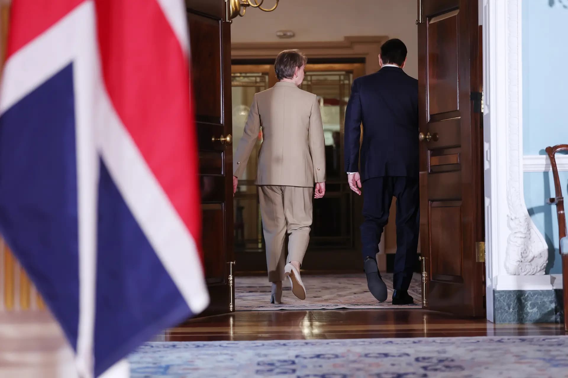 La ministra de Asuntos Exteriores del Reino Unido, Yvette Cooper, camina junto al secretario de Estado de los Estados Unidos, Marco Rubio, mientras se dirigen a una reunión en el Departamento de Estado de los Estados Unidos, en Washington, el 29 de abril de 2026. (Anna Moneymaker/Getty Images).