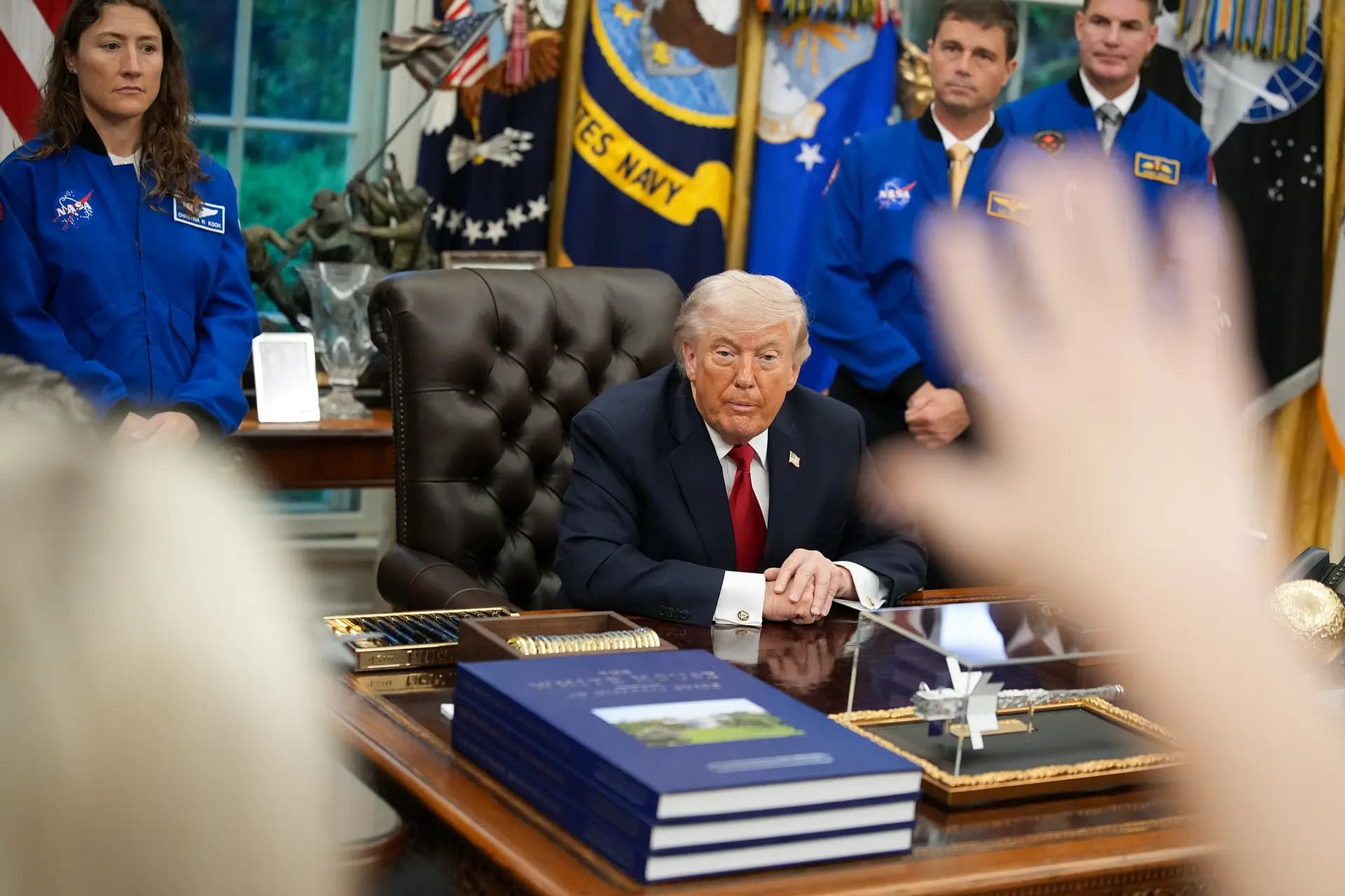El presidente Donald Trump interviene durante un acto con los astronautas de la misión Artemis II en el Despacho Oval de la Casa Blanca, en Washington, el 29 de abril de 2026. Los astronautas batieron el récord de la mayor distancia recorrida por el ser humano en el espacio a bordo del cohete Space Launch System de la misión Artemis II y de la nave espacial Orión, al orbitar alrededor de la Luna y regresar, alcanzando una distancia de 252 756 millas de la Tierra. (Andrew Harnik/Getty Images).