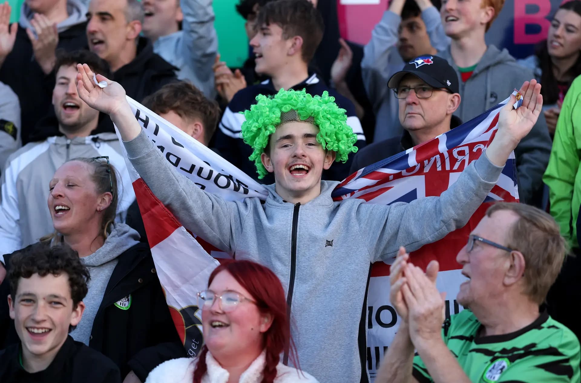 Un aficionado del Forest Green Rovers anima antes del partido de la ronda clasificatoria de los play-offs de ascenso de la Enterprise National League entre el Boreham Wood y el Forest Green Rovers, celebrado en el Mangata Pay UK Stadium de Borehamwood, Inglaterra, el 29 de abril de 2026. (Justin Setterfield/Getty Images).