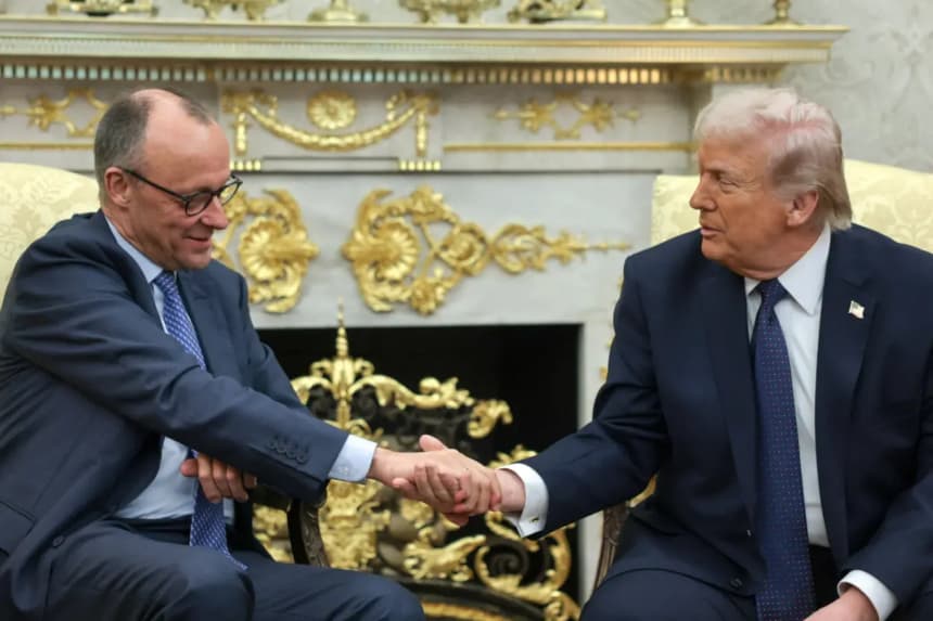 El presidente de EE. UU., Donald Trump (derecha), y el canciller alemán, Friedrich Merz, se dan la mano durante su reunión en el Despacho Oval de la Casa Blanca, en Washington, el 3 de marzo de 2026. (Jonathan Ernst/Reuters)