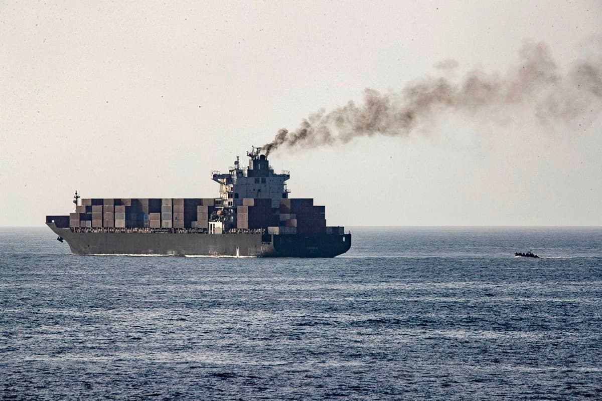 Las fuerzas estadounidenses patrullan cerca del buque de carga de bandera iraní M/V Touska tras haber sido abordado y confiscado por las fuerzas estadounidenses, en una zona situada en el mar Arábigo, según se indica en esta imagen difundida el 20 de abril de 2026. (Comando Central de EE. UU. a través de X/Imagen de archivo vía Reuters).