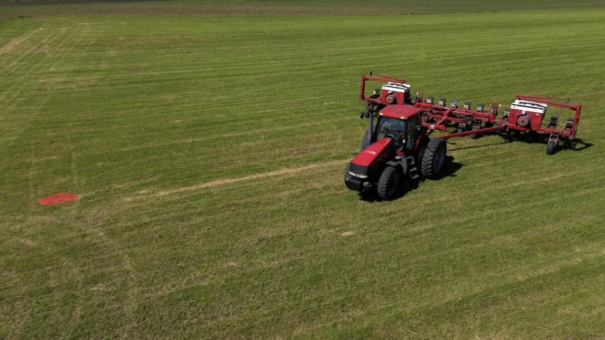 Una imagen tomada desde un dron muestra un tractor y una sembradora de soja aparcados en una granja de soja en Somonauk, Illinois, el 30 de mayo de 2024. (Jim Vondruska/Reuters)