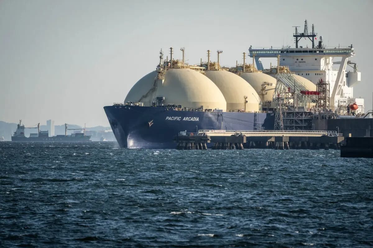 Un buque metanero (GNL) atracado en un muelle de GNL en Kawasaki, Japón, el 8 de abril de 2026. (Yuichi Yamazaki/AFP vía Getty Images)
