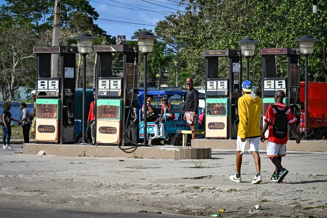 Una gasolinera permanece cerrada por falta de combustible en La Habana el 24 de marzo de 2026. El Gobierno de Cuba confirmó que volvió a la mesa de negociaciones para reunirse con funcionarios estadounidenses el 20 de abril, con el objetivo de aliviar las tensiones y abordar las restricciones energéticas. (Yuri Cortez/AFP vía Getty Images)