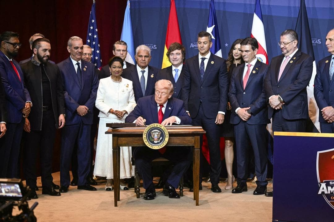 El presidente de Estados Unidos, Donald Trump, firma una proclamación en la Cumbre "Escudo de las Américas", celebrada en el Trump National Doral de Miami el 7 de marzo de 2026. (Saul Loeb/AFP vía Getty Images)
