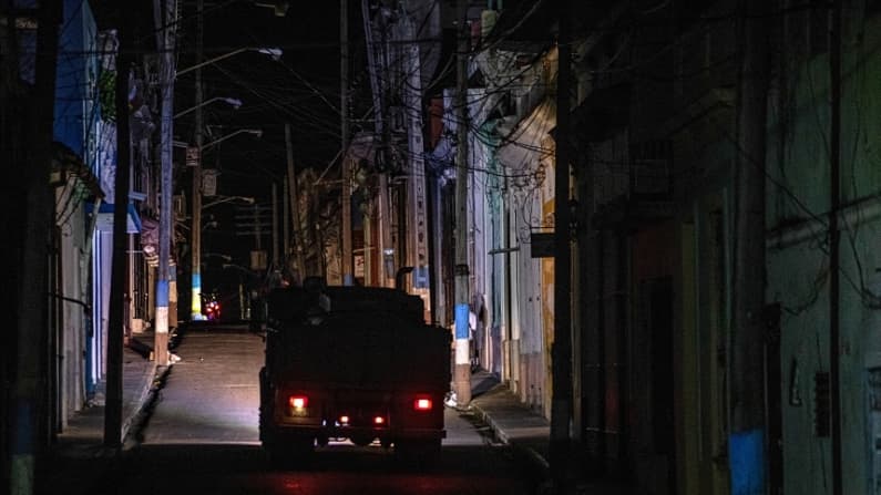 Las luces de la Cuba comunista se apagan en medio del bloqueo petrolero de EE. UU.