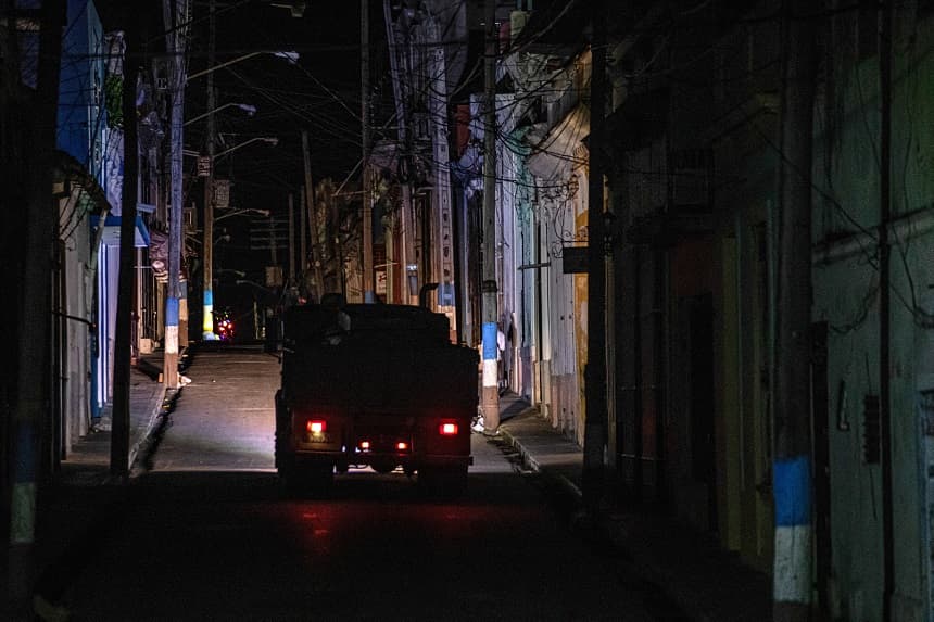 Un camión circula por una calle a oscuras durante un apagón en Matanzas, Cuba, el 6 de abril de 2026. Matanzas es una de las ciudades cubanas más afectadas por los cortes de electricidad, llegando a pasar en ocasiones más de 24 horas sin suministro, a pesar de albergar la central termoeléctrica Antonio Guiteras, una de las más importantes del país. (AFP vía Getty Images)