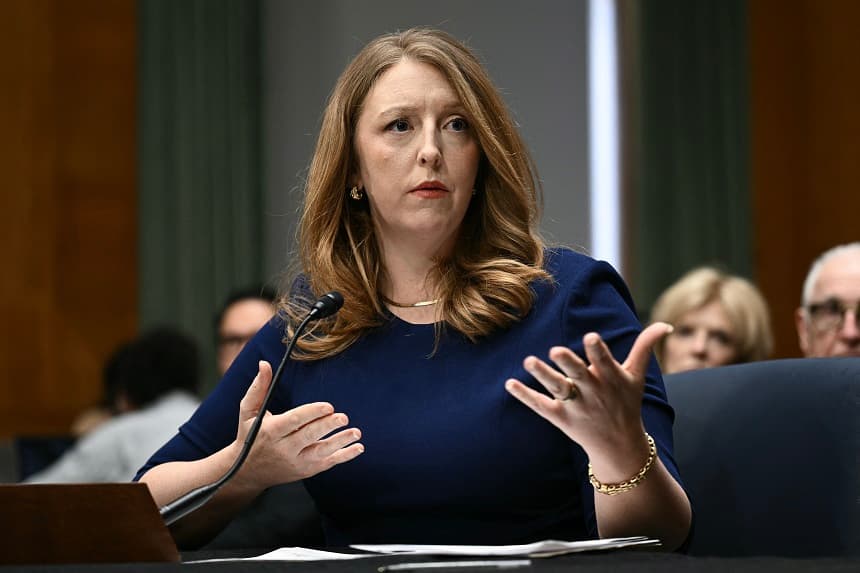 La doctora estadounidense e influencer en el ámbito del bienestar Casey Means, candidata al cargo de director de Salud Pública de Estados Unidos, declara durante una audiencia de confirmación ante la Comisión de Salud, Educación, Trabajo y Pensiones (HELP) del Senado, celebrada en el Capitolio, en Washington D. C., el 25 de febrero de 2026. (Brendan SMIALOWSKI / AFP vía Getty Images)