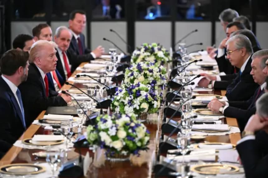 El presidente de Estados Unidos, Donald Trump, habla durante una cena con líderes de Asia Central en el Salón Este de la Casa Blanca en Washington, el 6 de noviembre de 2025. (Mandel Ngan/AFP vía Getty Images)