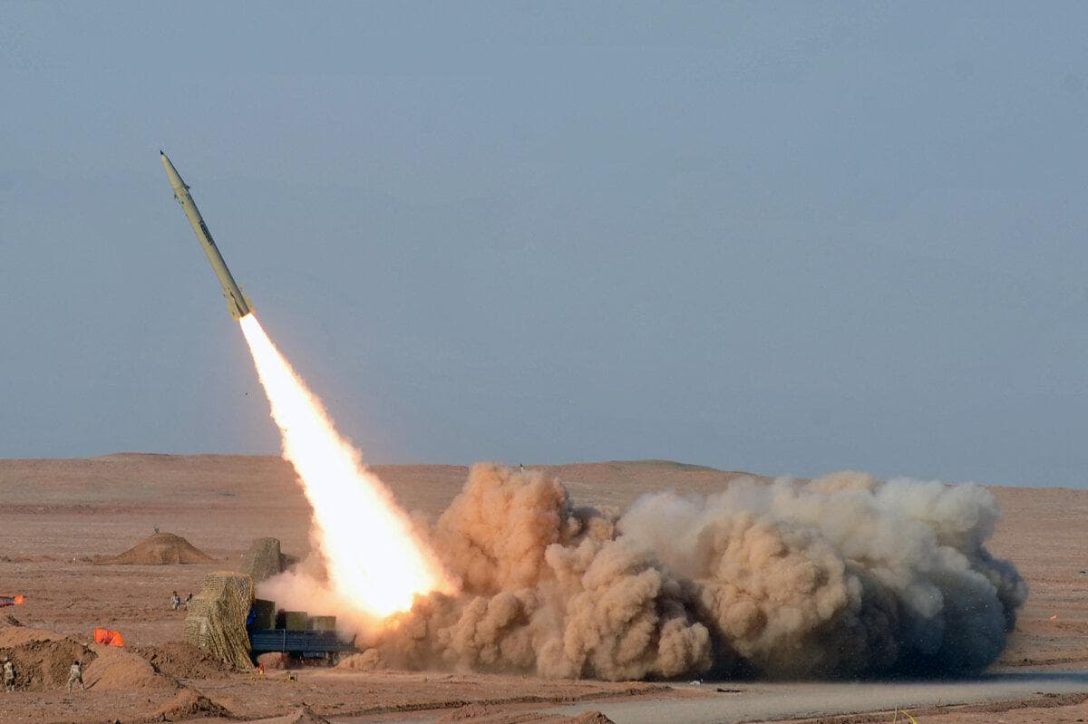 Un misil iraní de corto alcance es lanzado durante unas maniobras militares de la Guardia Revolucionaria de Irán en un lugar no revelado del desierto de Kavir, en Irán, en una imagen obtenida el 3 de julio de 2012. (Arash Khamoushi/Agencia de noticias Isna/AFP vía Getty Images).