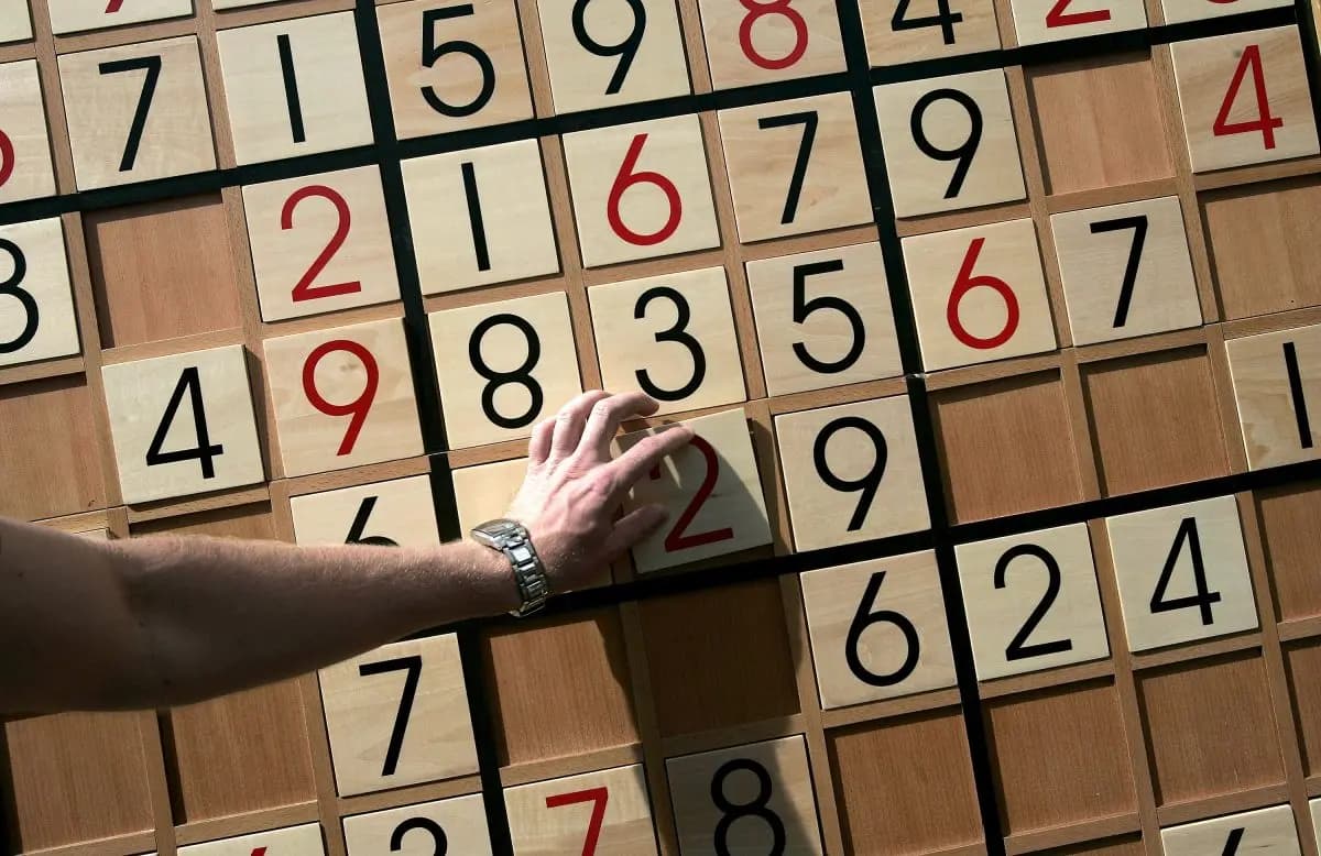 <em>El Sudoku, un popular rompecabezas de colocación de números, presenta una cuadrícula de nueve por nueve. (Chris Hondros/Getty Images).</em>