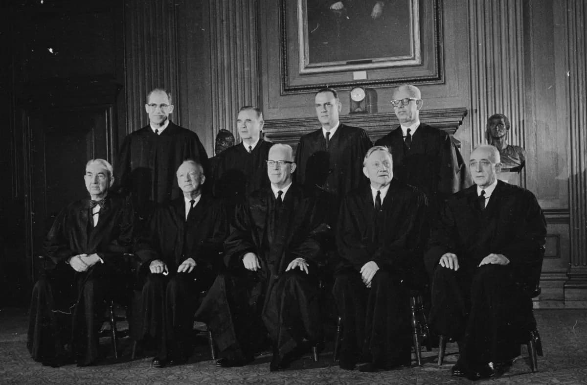 <em>La Corte Suprema de los Estados Unidos tal como estaba compuesta desde el 28 de septiembre de 1962 hasta el 26 de julio de 1965. En la primera fila, de izquierda a derecha: Tom C. Clark, Hugo L. Black, Earl Warren (Presidente del Tribunal Supremo), William O. Douglas y John M. Harlan. En la fila de atrás, de izquierda a derecha: Byron R. White, William J. Brennan Jr., Potter Stewart y Arthur J. Goldberg. (Biblioteca del Congreso. Dominio público).</em>