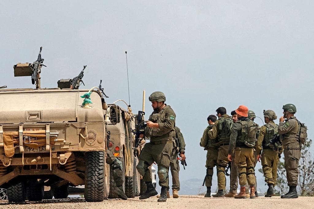 Soldados israelíes junto a sus Humvees mientras patrullan la frontera con el sur del Líbano el 17 de abril de 2026. (Jalaa Marey/AFP vía Getty Images)