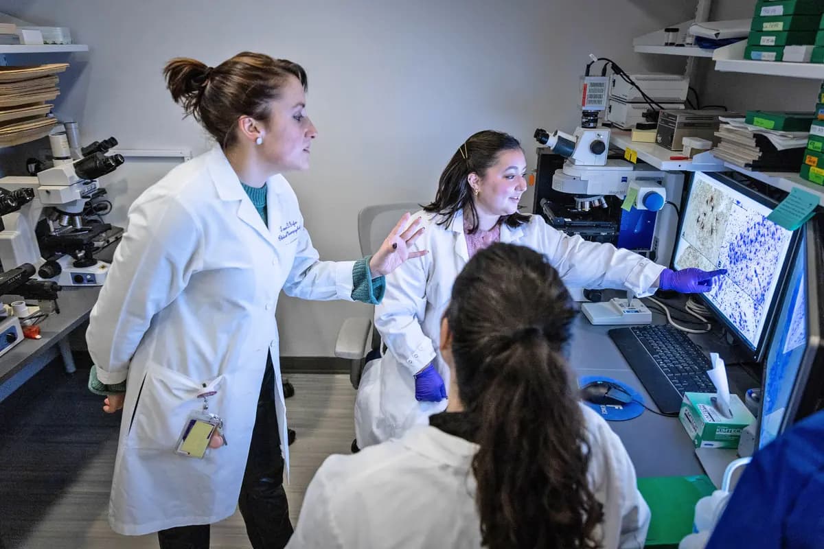 <em>La profesora Tamar Gefen (izquierda) en su laboratorio.</em>