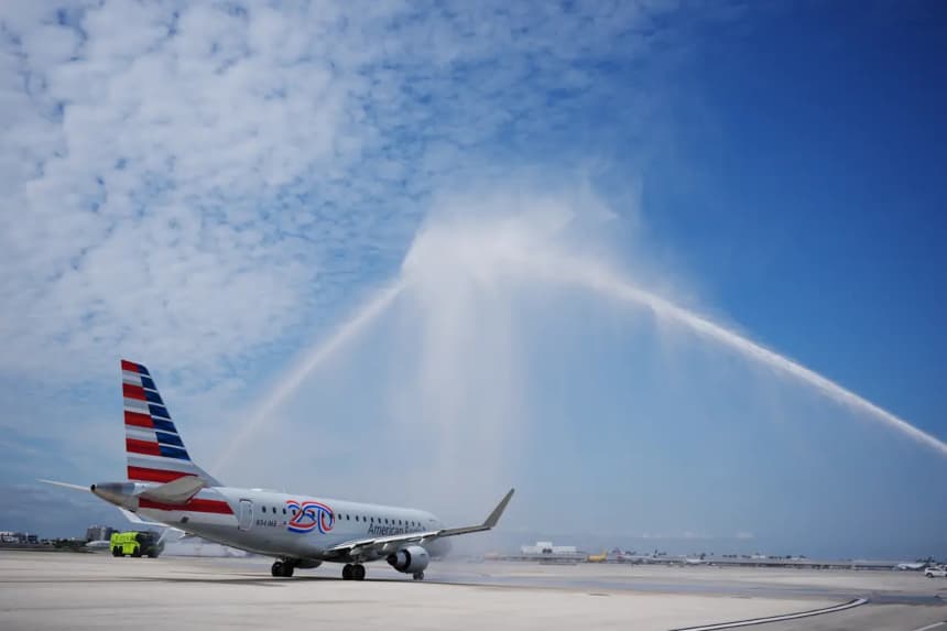 El vuelo AA3599 de American Airlines, el primer vuelo comercial directo entre Estados Unidos y Venezuela en siete años, recibe un saludo con cañones de agua mientras se aleja de la puerta de embarque en el Aeropuerto Internacional de Miami, el jueves 30 de abril de 2026. (AP/Rebecca Blackwell)