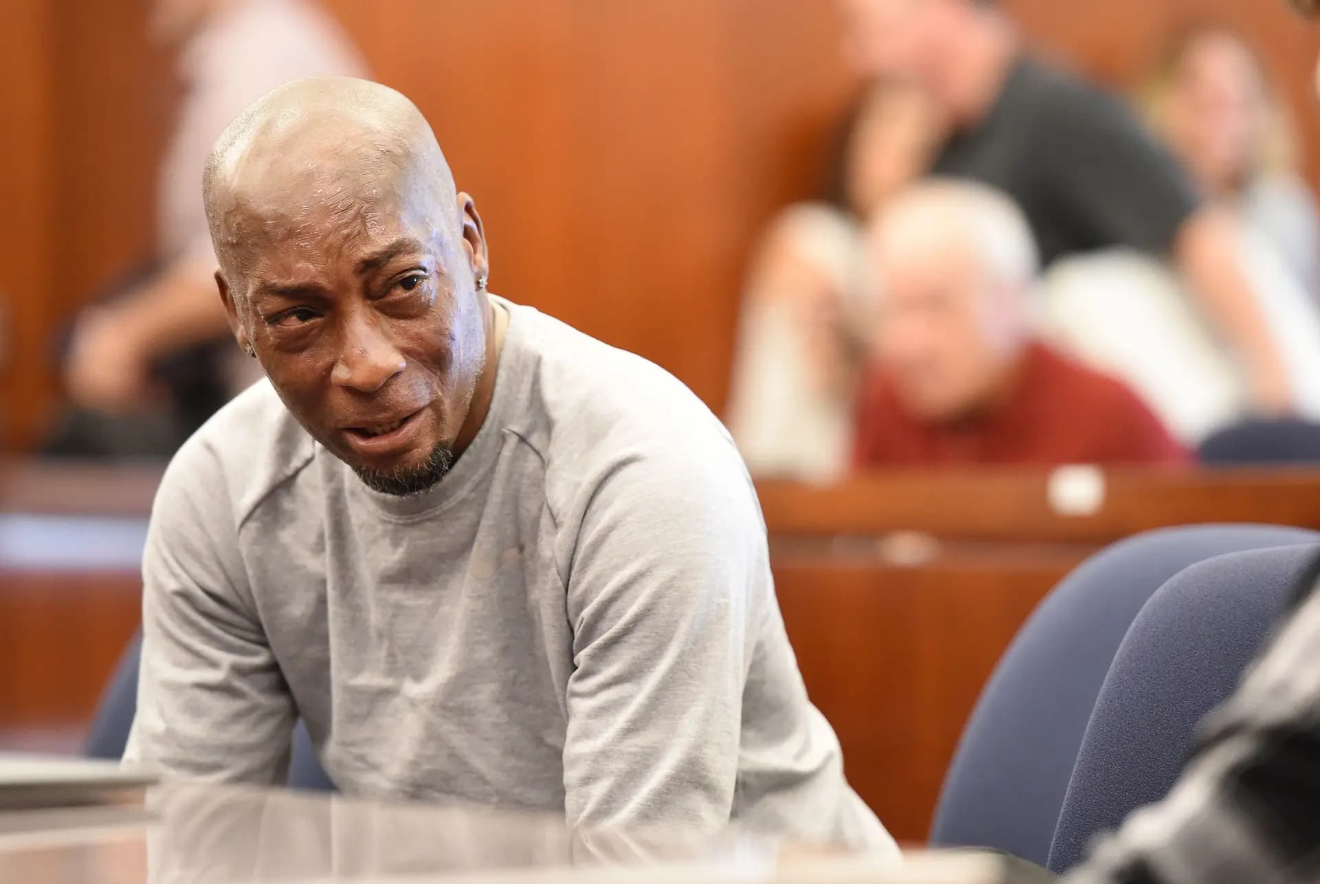 El demandante Dewayne Johnson reacciona tras el veredicto de su caso contra Monsanto en el Tribunal Superior de California en San Francisco el 10 de agosto de 2018. (Josh Edelson/AFP vía Getty Images)