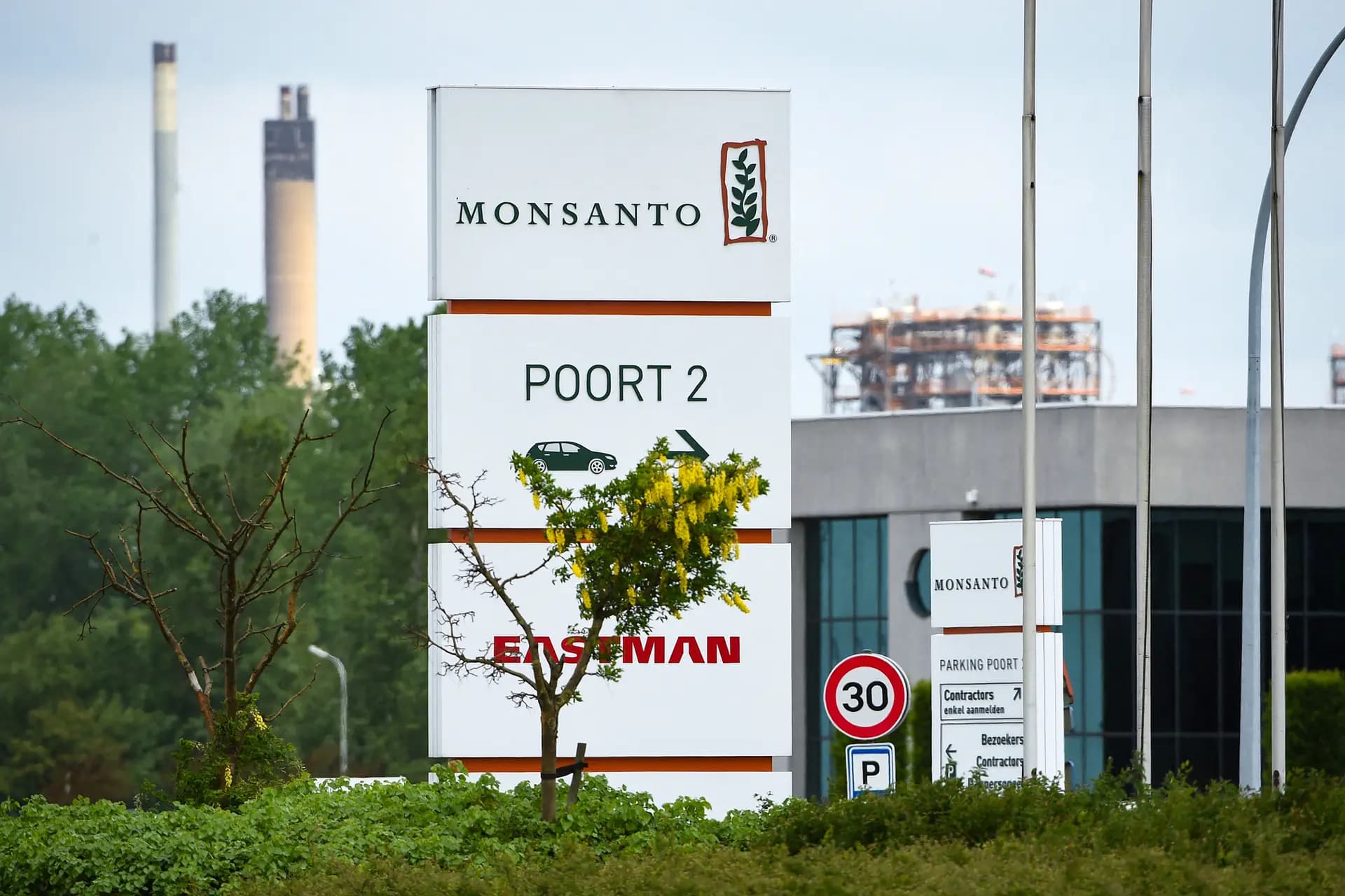 El logotipo de Monsanto en su planta de fabricación y centro de operaciones de Lillo, Bélgica, el 24 de mayo de 2016. (John Thys/AFP vía Getty Images)