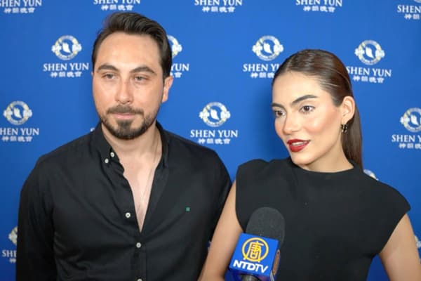 <em>La modelo Mariana Soto, ganadora del certamen de belleza MxU Querétaro, acompañada por Rodrigo Alcántara, representante de ventas de una empresa distribuidora de acero, asistió a la segunda función de Shen Yun en el Teatro Metropolitano de Querétaro, en la ciudad de Querétaro, México. (NTD Televisión)</em>