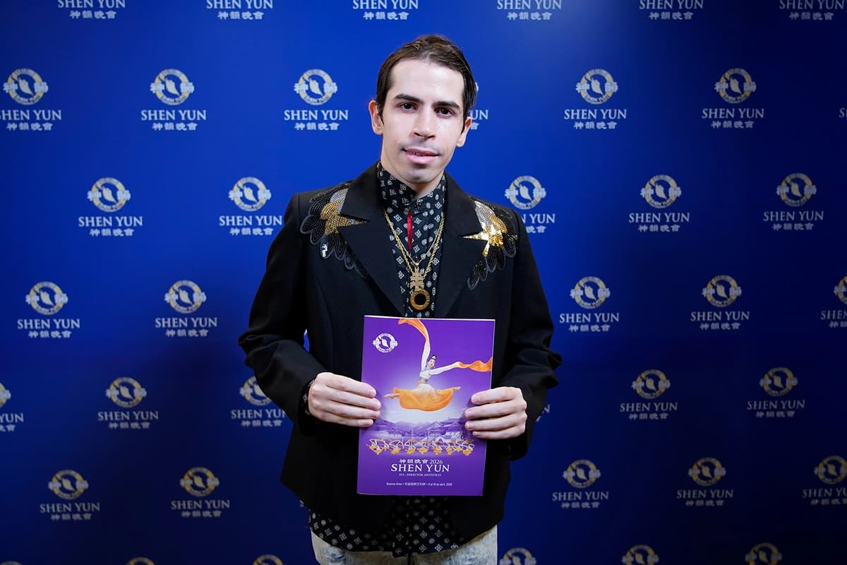 El productor Alfredo Estéfano disfruta el programa de Shen Yun 2026 en el Teatro Ópera de Buenos Aires, Argentina, el 19 de abril de 2026. (NTD)