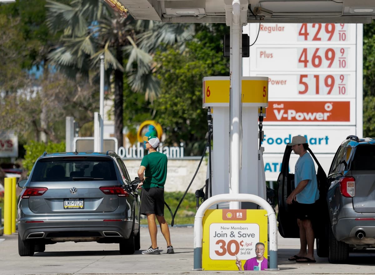 Los precios de la gasolina se muestran en un letrero mientras los clientes llenan sus vehículos en una gasolinera de Miami, Florida, el 13 de abril de 2026. (Joe Raedle/Getty Images)