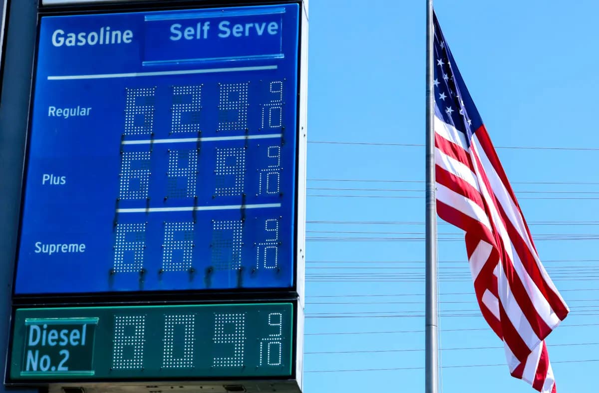 Se muestran los altos precios de la gasolina en una estación de servicio Chevron, con una bandera estadounidense ondeando, en El Segundo, California, el 8 de abril de 2026. (Mario Tama/Getty Images)