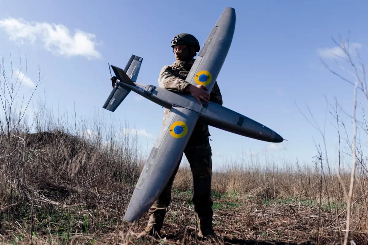 <em>Un retrato de un soldado de la unidad de vehículos aéreos no tripulados Taifun de Ucrania sosteniendo un dron de ataque en la región de Járkov, Ucrania, el 7 de abril de 2026. (Nikoletta Stoyanova/Getty Images)</em>