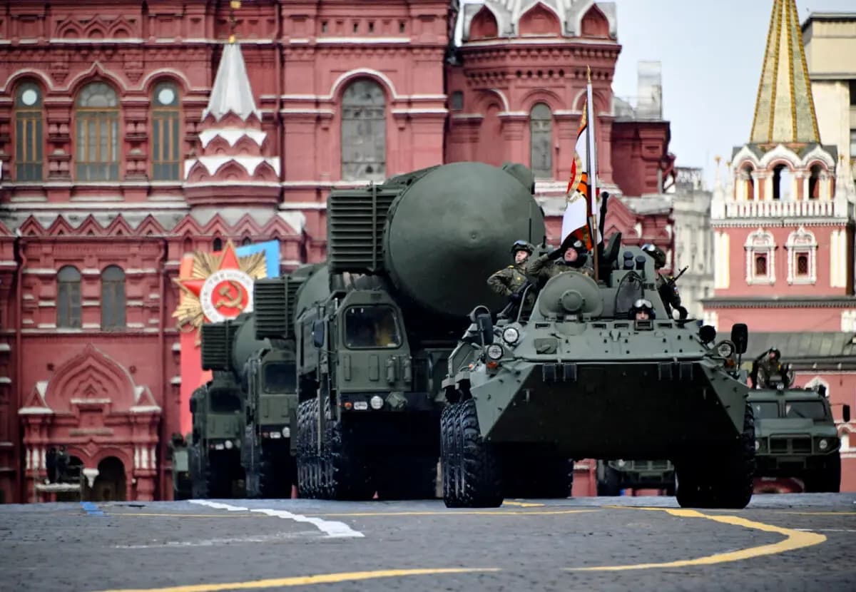 Vehículos militares rusos, incluidos lanzadores de misiles balísticos intercontinentales Yars, ruedan por la Plaza Roja durante el desfile militar del Día de la Victoria en el centro de Moscú el 9 de mayo de 2024. (Alexander Nemenov/AFP vía Getty Images)