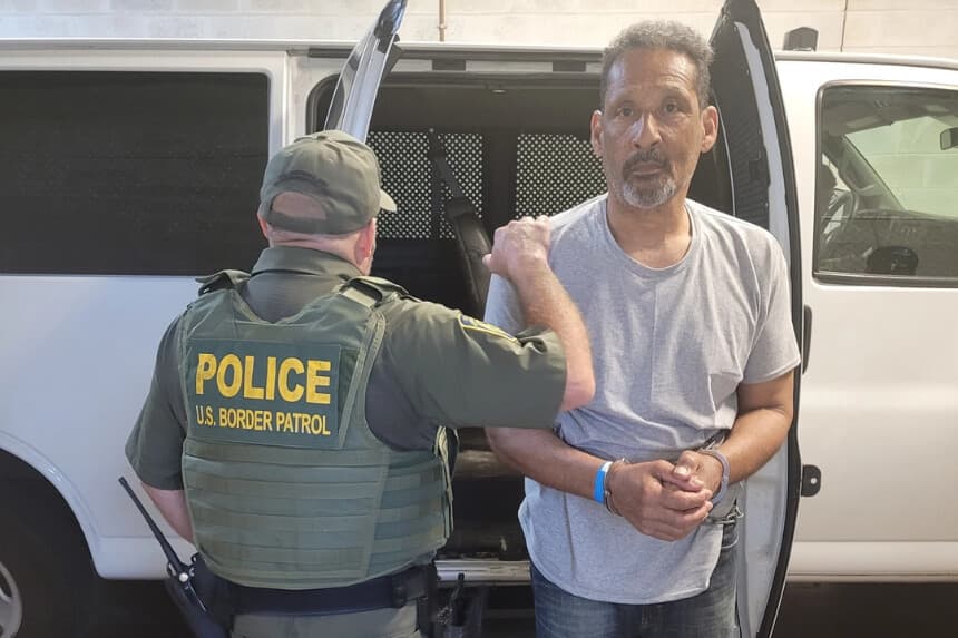 Troy Antonio Baldeo, de 60 años, ciudadano trinitense condenado por delitos sexuales contra menores hace aproximadamente una década. El 17 de abril se convirtió en la persona número 1000 detenida por la Oficina de Tampa del Servicio de Aduanas y Protección Fronteriza de EE. UU. (Servicio de Aduanas y Protección Fronteriza de EE. UU.)