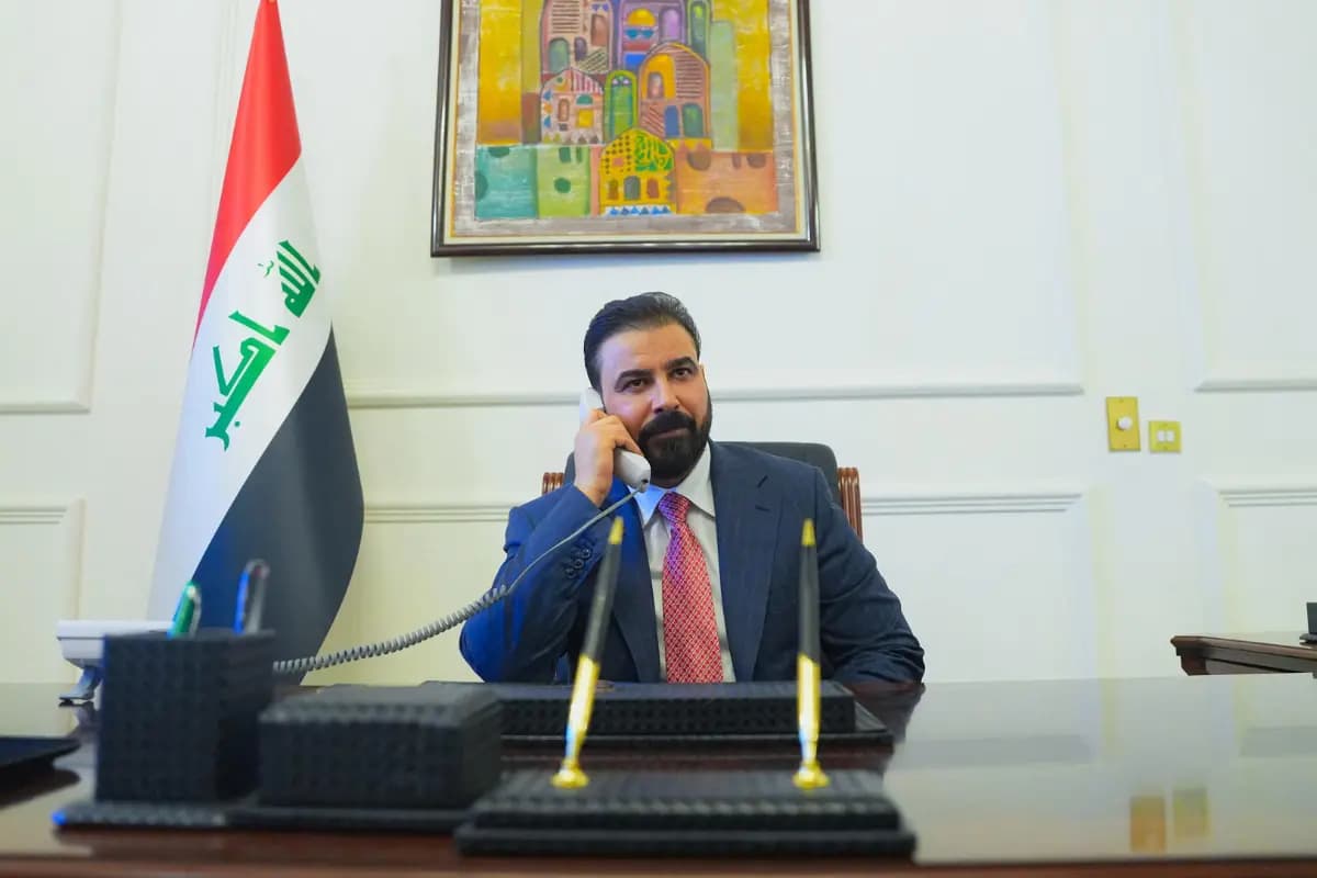 El nuevo primer ministro designado de Irak, Ali al-Zaidi, habla por teléfono en su despacho de Bagdad, Irak, el 28 de abril de 2026. (Oficina de prensa del primer ministro iraquí/Imagen facilitada por Reuters).