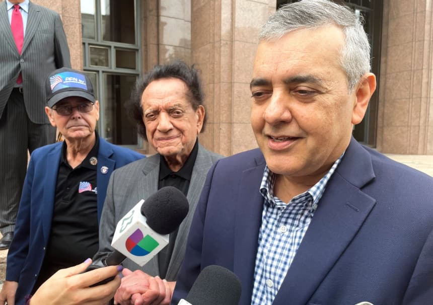 El exdiputado David Rivera habla con los medios de comunicación a las afueras de un tribunal federal, en Miami, el 20 de diciembre de 2022. (Joshua Goodman/AP)