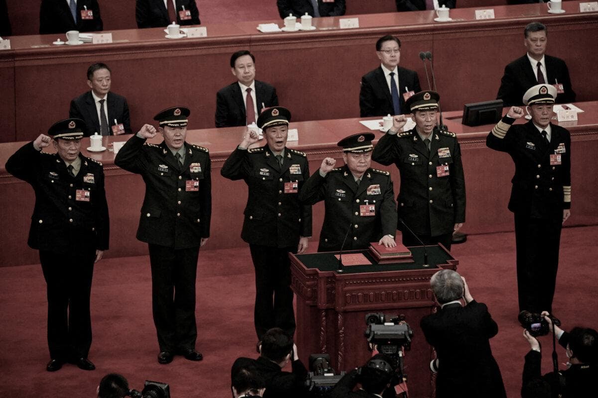 Zhang Youxia (delante), recién elegida vicepresidenta de la Comisión Militar Central, presta juramento junto a los miembros de la comisión (de izquierda a derecha): Zhang Shengmin, Liu Zhenli, He Weidong, Li Shangfu y Miao Hua, tras su elección durante la cuarta sesión plenaria de la Asamblea Popular Nacional —un mero trámite— celebrada en el Gran Salón del Pueblo de Beijing el 11 de marzo de 2023. Todos ellos, salvo Zhang Shengmin, han sido purgados desde entonces por Xi Jinping. (Greg Baker/Pool vía Reuters).