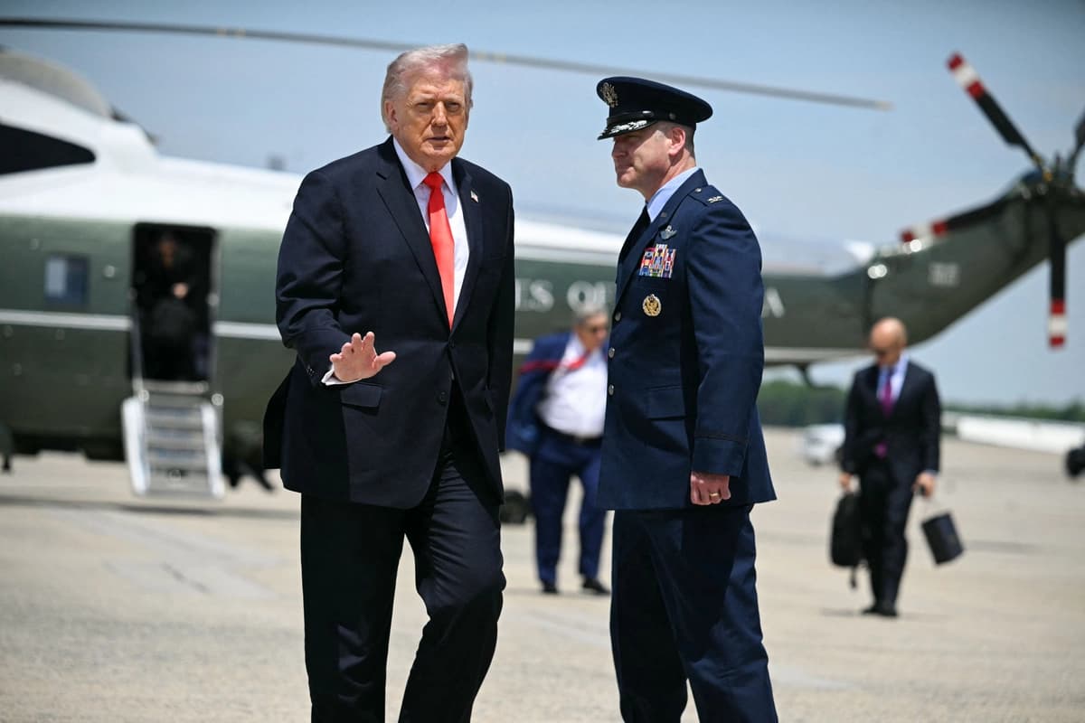 El presidente Donald Trump camina para abordar el Air Force One en la Base Conjunta Andrews en Maryland el 1 de mayo de 2026. (Jim Watson/AFP vía Getty Images)
