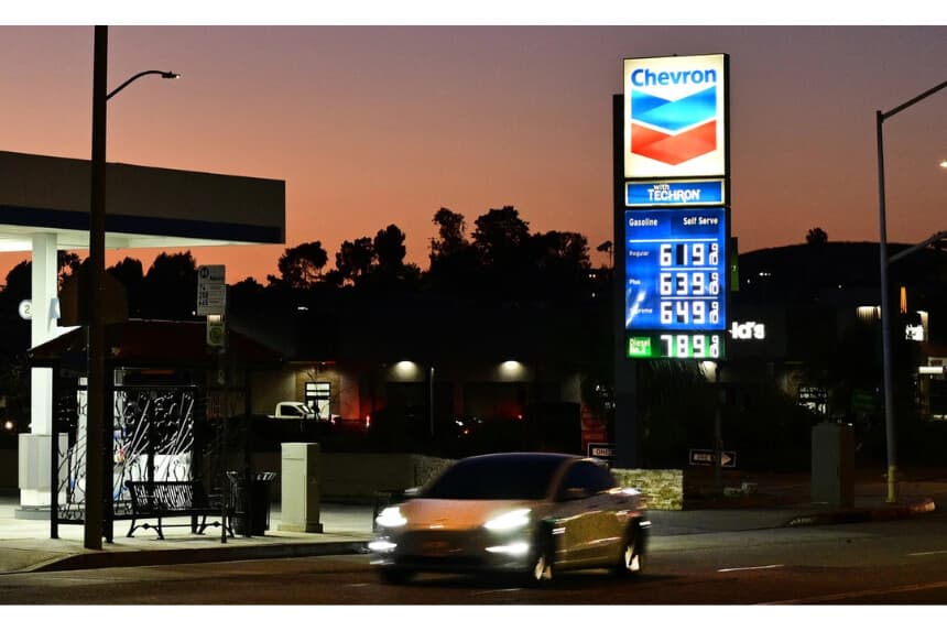 Una gasolinera Chevron en Los Ángeles, California, el 28 de abril de 2026. (Frederic J. Brown/AFP vía Getty Images)