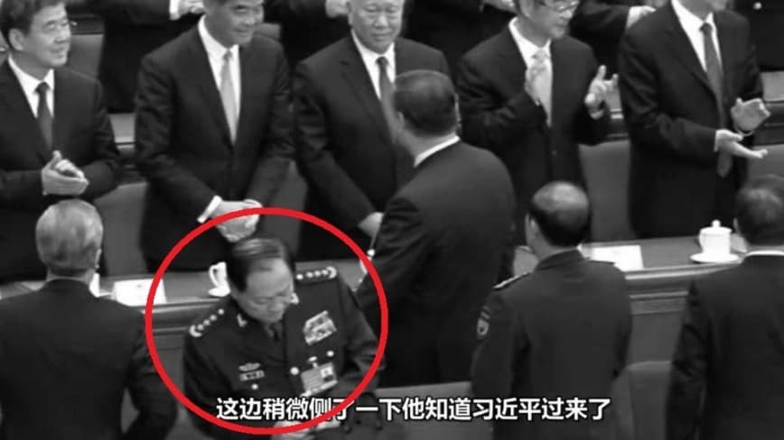 Zhang Youxia permaneció mirando hacia adelante y no se dio la vuelta cuando Xi Jinping pasó junto a él en el Congreso Nacional Popular el 11 de marzo de 2025. (Captura de pantalla del vídeo)