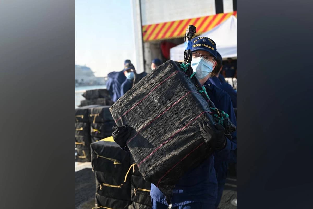 Un miembro de la tripulación del USCGC Escanaba transporta un fardo de cocaína durante una descarga de droga en Port Everglades, Florida, el 27 de abril de 2026. Guardia Costera de EE. UU./Contramaestre de segunda clase Eric Rodríguez