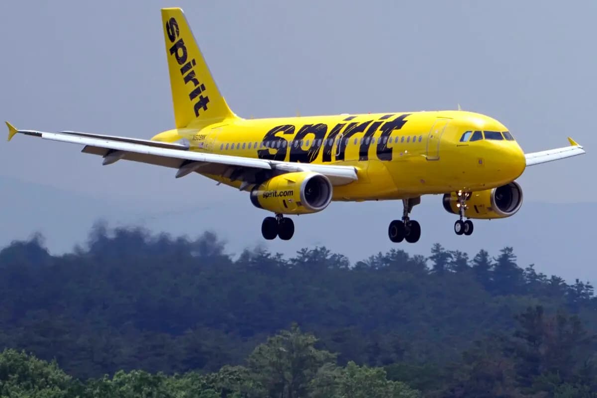 Un Airbus 319 de Spirit Airlines se aproxima al Aeropuerto Regional de Manchester-Boston para aterrizar, en Manchester, N.H., el 2 de junio de 2023. (Charles Krupa/AP Photo)