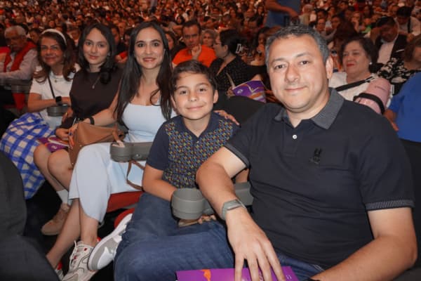 <em>El abogado y vicepresidente de un grupo multinacional industrial y alimentario, Roberto Micheletti Jr. y su familia asistieron a la función de estreno de Shen Yun Performing Arts en el Auditorio Nacional de la Ciudad de México la noche del 1 de mayo de 2026. (Yu Lili/The Epoch Times)</em>