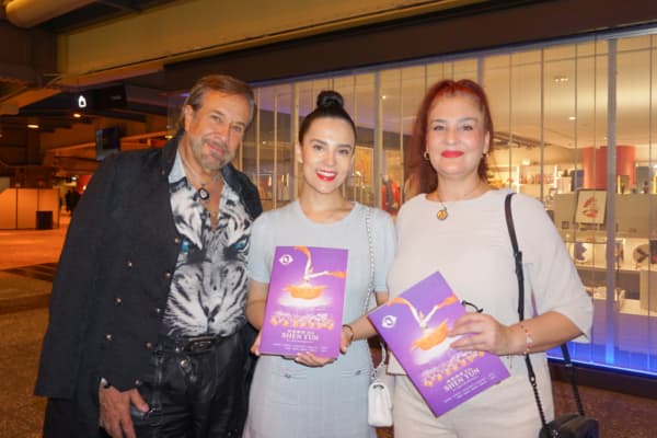 <em>Miguel Ángel Jara Bordi (Izq.), presidente del Grupo CIMSA en México, presenció la primera presentación de la Compañía de Gira Shen Yun en el Auditorio Nacional de la Ciudad de México en la noche del 1 de mayo de 2026,. (Wen Ye/The Epoch Times)</em>