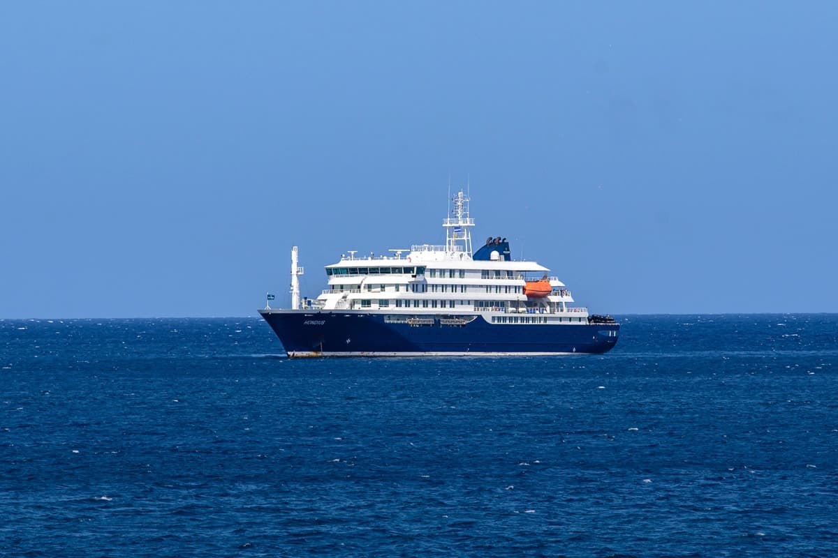 El crucero MV Hondius atracado en el puerto de Praia, la capital de Cabo Verde, el 3 de mayo de 2026. Un brote de "enfermedad respiratoria aguda grave" a bordo de un crucero en el Atlántico ha dejado dos personas fallecidas y una tercera en cuidados intensivos en Johannesburgo, según informó el Ministerio de Sanidad de Sudáfrica a la AFP el 3 de mayo de 2026. (AFP vía Getty Images)