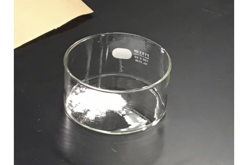 Se está analizando una muestra de carfentanilo en el Laboratorio Especial de Pruebas e Investigación de la DEA en Sterling, Virginia, el 21 de octubre de 2016. (Russell Baer/Estados Unidos. Administración de Control de Drogas vía AP)