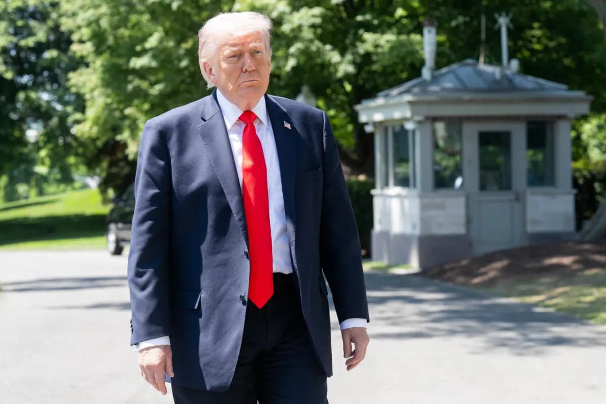 El presidente de EE. UU., Donald Trump, se dirige a subir al Marine One al salir del Jardín Sur de la Casa Blanca en Washington, el 1 de mayo de 2026. (Saul Loeb/AFP vía Getty Images).