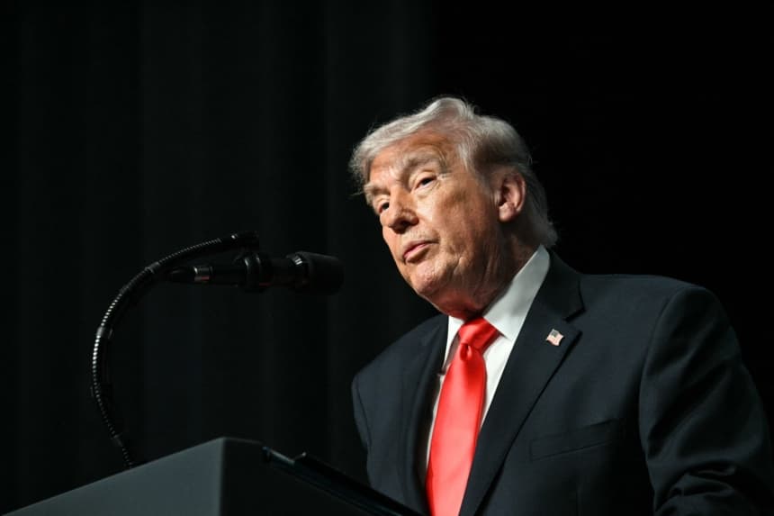 El presidente de los Estados Unidos, Donald Trump, habla en la cena del Forum Club de las Palm Beaches en el Centro Raymond F. Kravis para las Artes Escénicas en West Palm Beach, Florida, el 1 de mayo de 2026. (Jim WATSON / AFP via Getty Images)