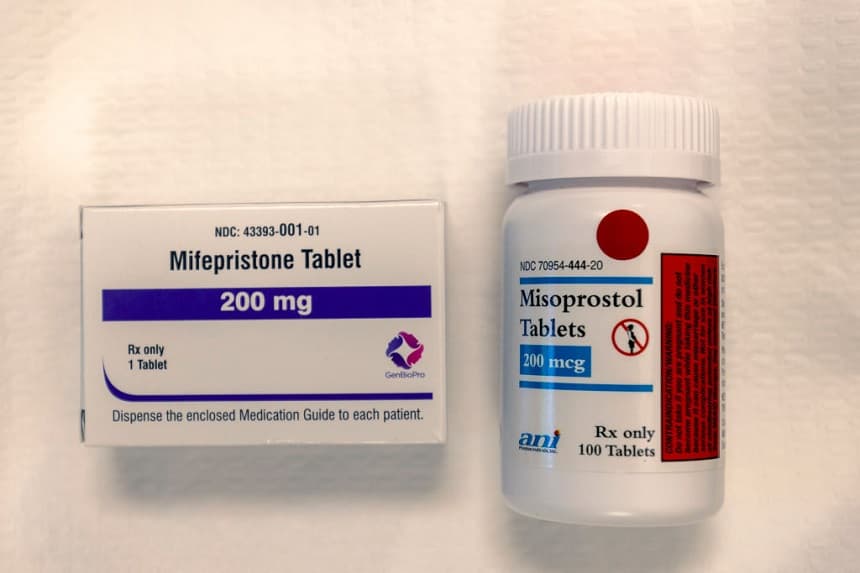 En esta ilustración fotográfica, se ven la mifepristona y el misoprostol en la última clínica de abortos de Wyoming, el Wellspring Center, el 10 de marzo de 2025 en Casper, Wyoming. (Natalie Behring/Getty Images)