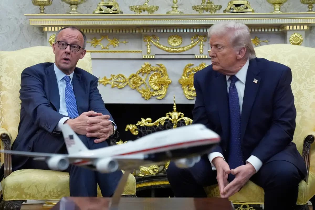 El presidente de EE. UU., Donald Trump, se reúne con el canciller alemán Friedrich Merz en el Despacho Oval de la Casa Blanca el 3 de marzo de 2026. (Mark Schiefelbein/AP Photo).