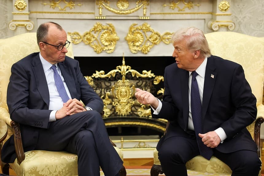  El presidente de Estados Unidos, Donald Trump (a la derecha), interviene durante una reunión bilateral con el canciller alemán Friedrich Merz en el Despacho Oval de la Casa Blanca el 3 de marzo de 2026 en Washington, DC. (Win McNamee/Getty Images)
