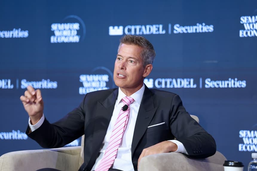 Sean Duffy (secretario del Departamento de Transporte de EE. UU.) interviene en el escenario durante el evento Semafor World Economy 2026 el 17 de abril de 2026 en Washington, DC. (Tasos Katopodis/Getty Images para Semafor World Economy)