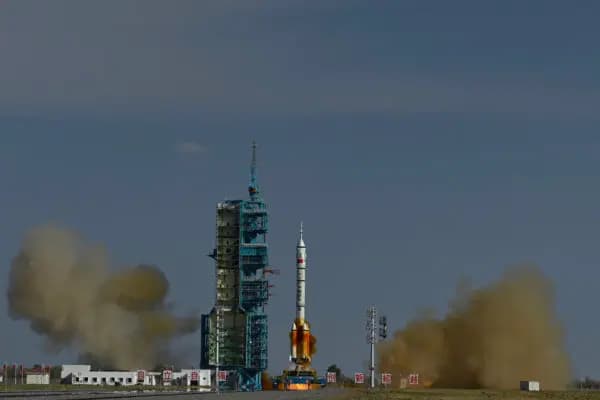 Un cohete portador Long March-2F, que transporta la nave espacial Shenzhou 20 y una tripulación de tres astronautas, despega del Centro de Lanzamiento de Satélites de Jiuquan en el desierto de Gobi el 24 de abril de 2025. (Pedro Prdoa/AFP vía Getty Images)