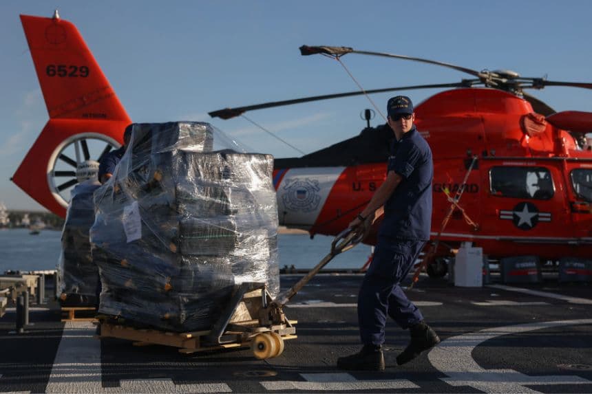 Miembros de la tripulación de la Guardia Costera de EE. UU. descargan principalmente bolsas de cocaína y una pequeña cantidad de marihuana del buque «Stone» de la Guardia Costera en Port Everglades el 20 de marzo de 2025, en Port Everglades, Florida. (Joe Raedle/Getty Images)