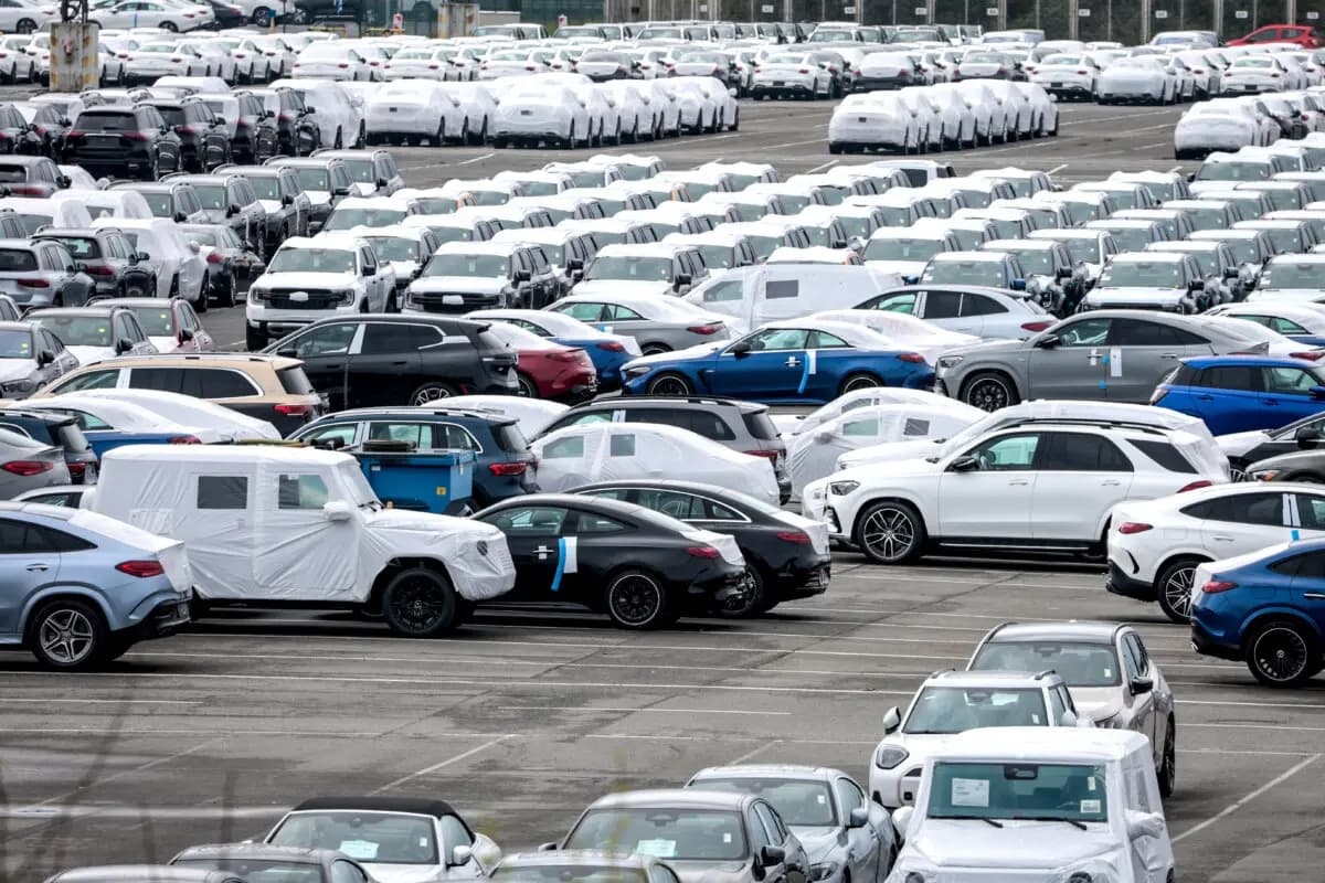 Coches de diferentes marcas destinados a la importación o exportación en la terminal automovilística del puerto de Bremerhaven, en Alemania. (Focke Strangmann/Getty Images)